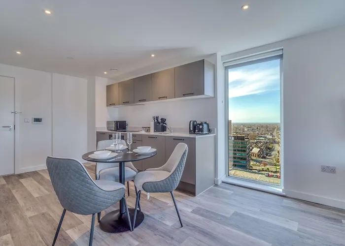 City View - Free Parking -Near Salford Royal - Sleeps 3 Apartament Manchester