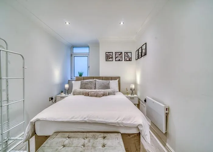 Charming Away From With Free Parking Apartamento *