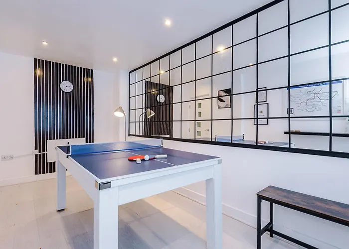 Salford 4 Bed House - Free Parking - Sleeps 7 مانشستر