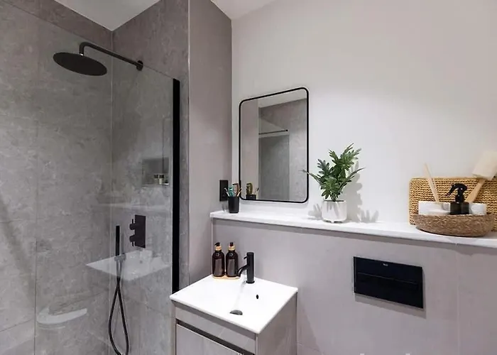 Base Steps From Attractions Manchester