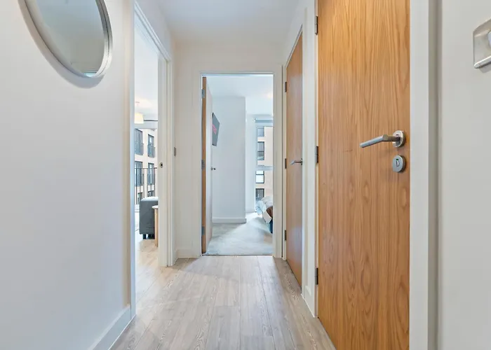 Modern 1-bed Centre Flat - Balcony & Parking