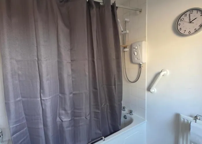 Private Cosy Double Bedroom, Extremely Close To Centre *