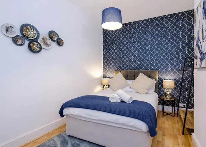 Beautiful 4bd Home, Sleeps 8, Parking, Manchester, Perfect For Groups