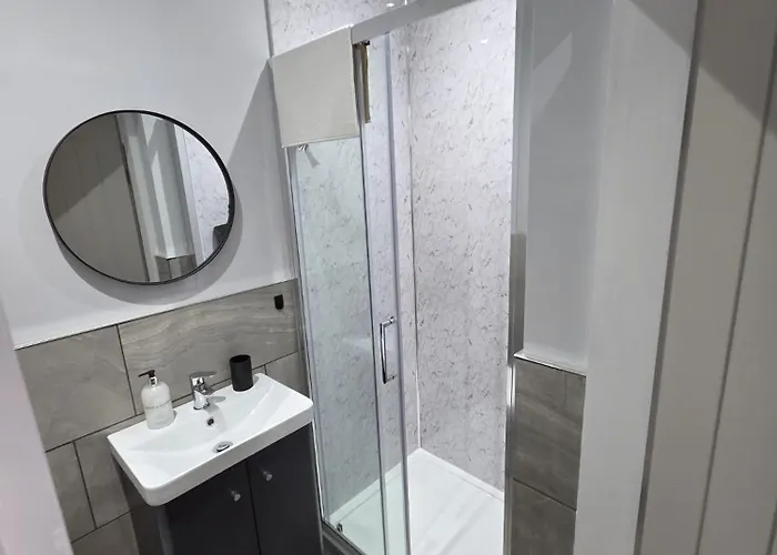 Easy Access To Airport &city Centre *