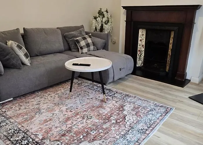 Machester Oldham Accomodation-sleeps 6 -2br * Manchester