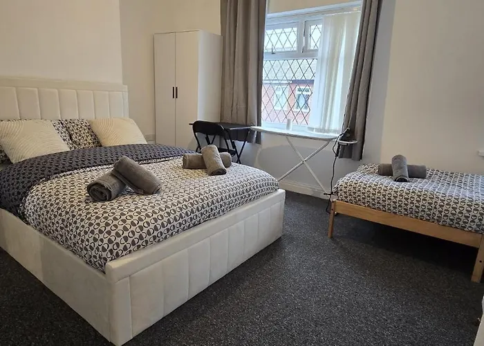 Machester Oldham Accomodation-sleeps 6 -2br