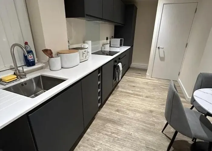 Modern 1-bed Penthouse Steps From Old Trafford Manchester