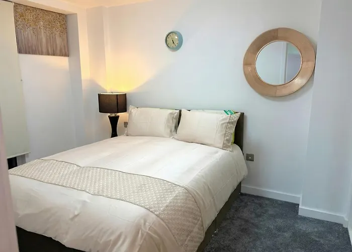 Modern Two Bedroom For Five With On-site Parking In Salford מנצ'סטר