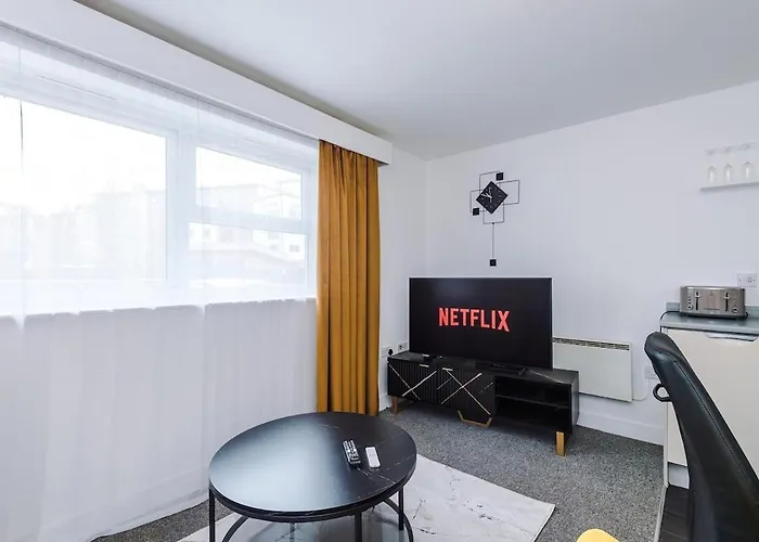 Stylish 2 Bedroom, 2 Bathroom With Free Parking *