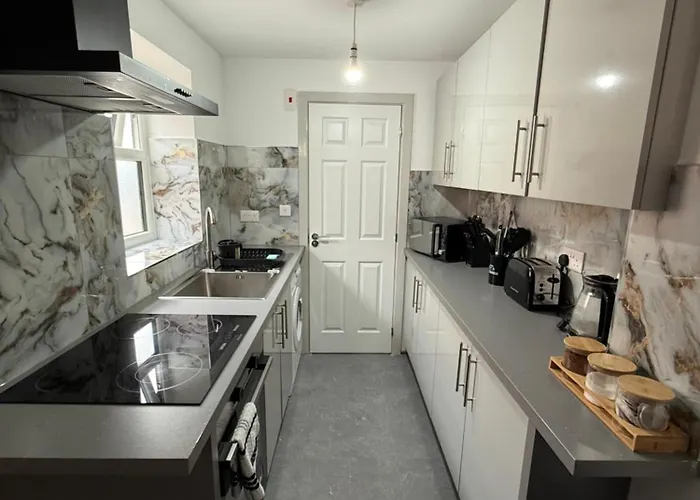 Apartment The Emerald 1br Near Etihad & Coop Live *