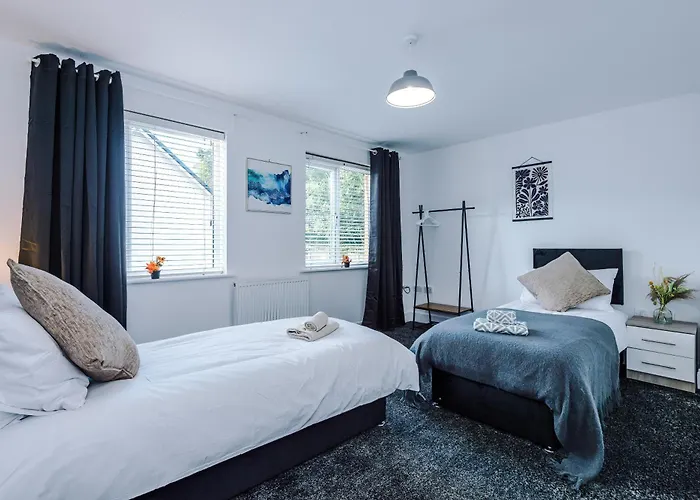 Salford 4 Bed House - Free Parking - Sleeps 7