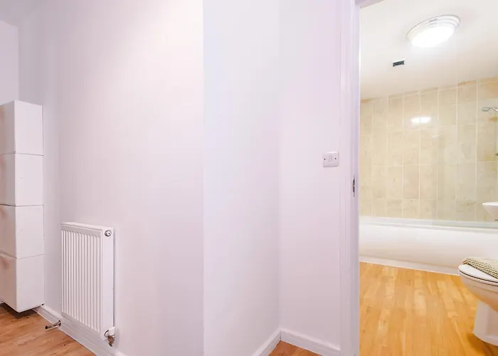 Stylish Mcr 1br Etihad Coop Live Parking