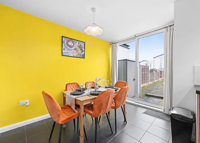 Spacious 3 Bedroom House For Single & Group Upto 10 Guests And Free Parking For 3 Cars Manchester