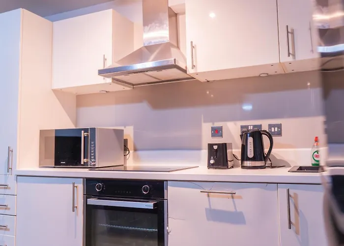 Whole Two Bed, One Bedroom With Riverside View - Secure Parking - Close To Centre And Old Trafford