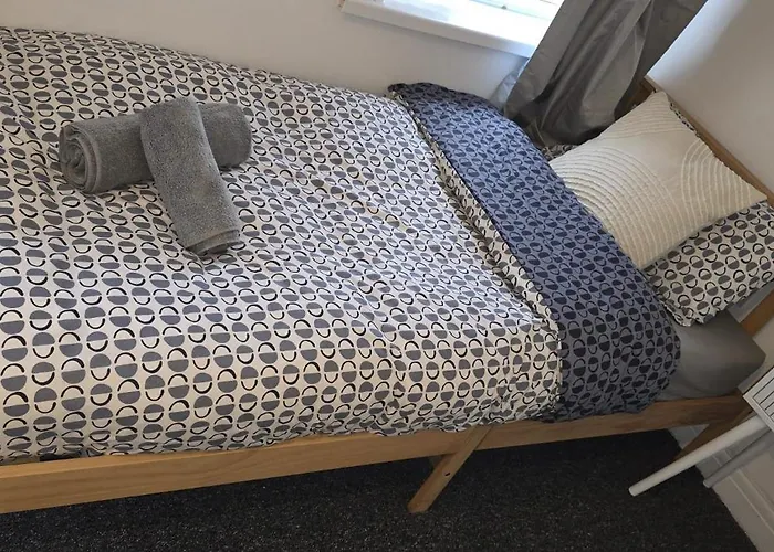 Machester Oldham Accomodation-sleeps 6 -2br Manchester