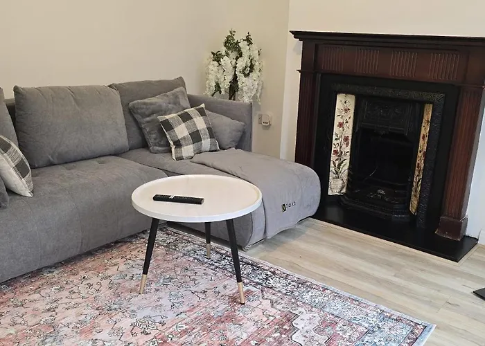 Machester Oldham Accomodation-sleeps 6 -2br Apartment