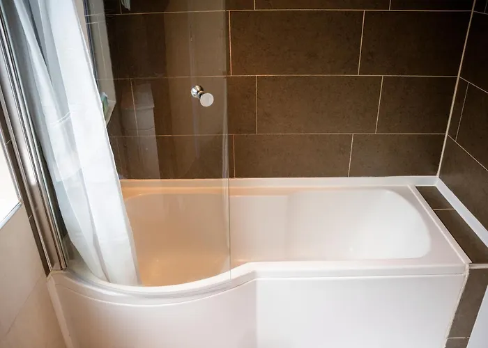 Modern & Spacious 4 Bedroom Residence In Manchester *