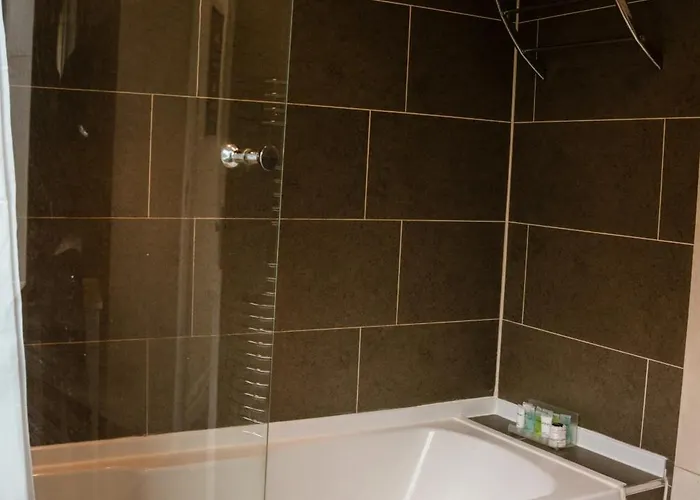 Modern & Spacious 4 Bedroom Residence In Manchester Manchester