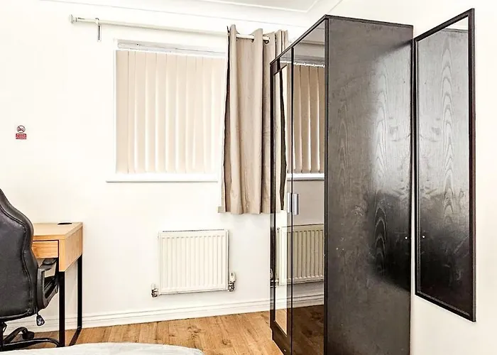 Deluxe 4-bed Near Etihad Stadium & C0-0p Arena, Sleeps 9