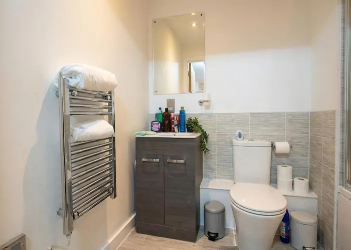 דירה Modern Two Bedroom For Five With On-site Parking In Salford