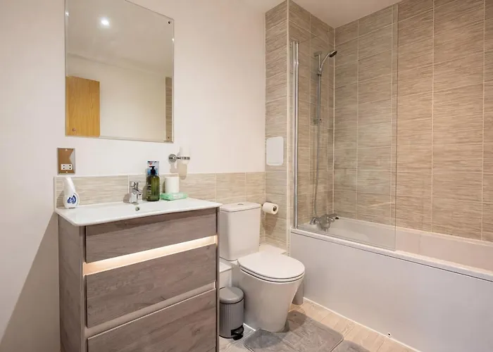 Modern Two Bedroom For Five With On-site Parking In Salford מנצ'סטר