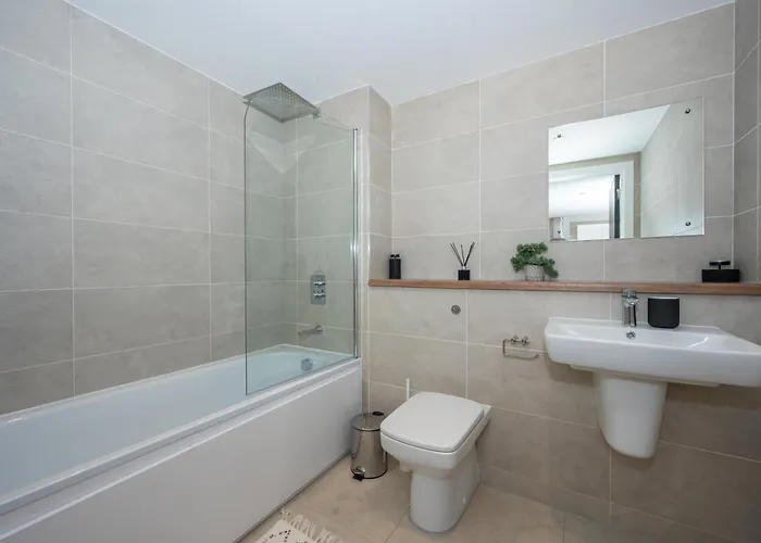 Luxury Waterfront 2br - Free Gym Access & Parking