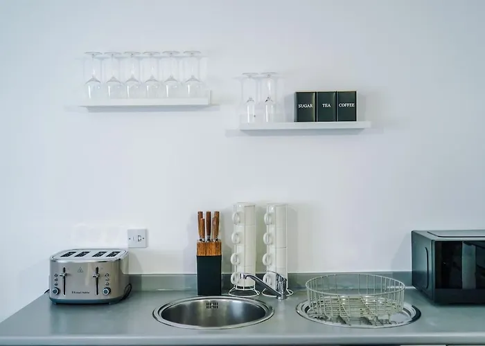 Stylish 2 Bedroom, 2 Bathroom With Free Parking Apartament