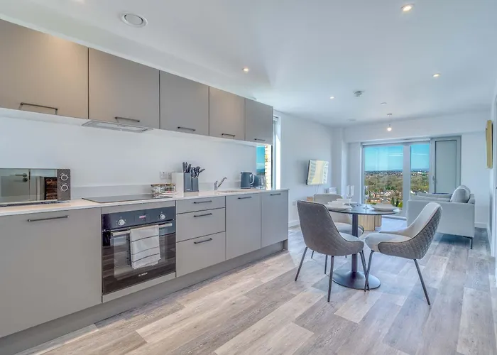 Apartament City View - Free Parking -Near Salford Royal - Sleeps 3 *