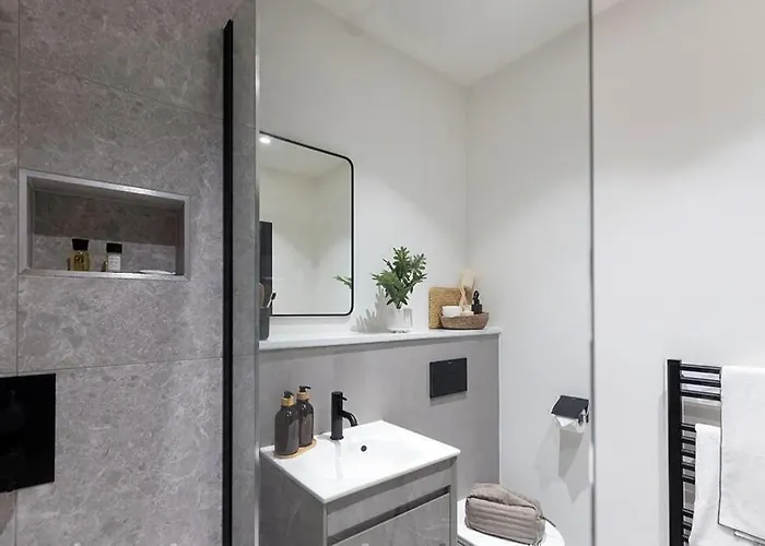 Base Steps From Attractions Manchester