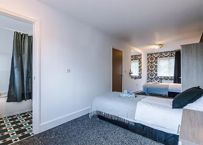 Salford 4 Bed House - Free Parking - Sleeps 7 شقة *