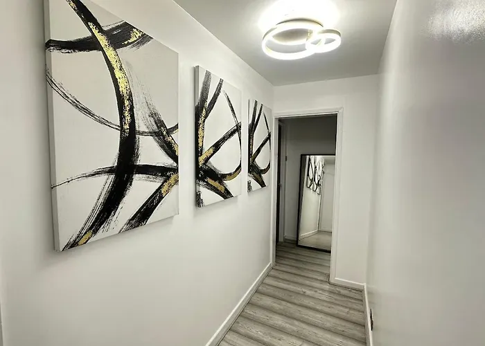 2 Bedroom - Near Coop Live & Etihad Stadium Apartament *