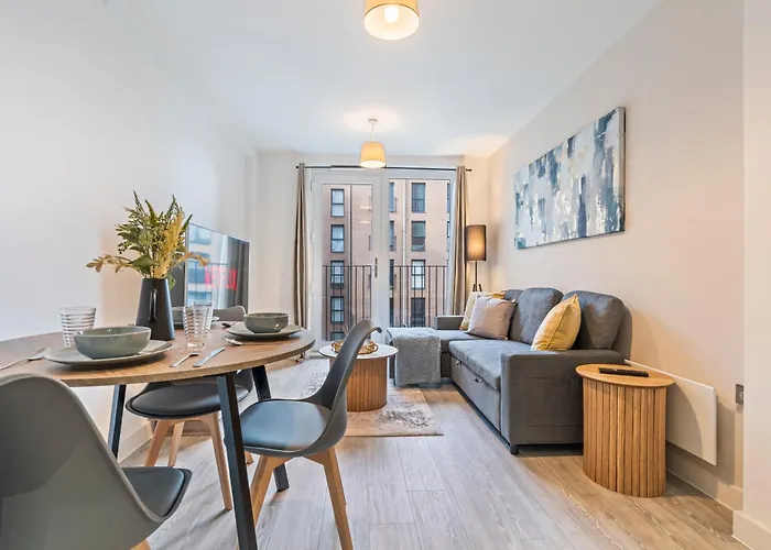 شقة Modern 1-bed Centre Flat - Balcony & Parking