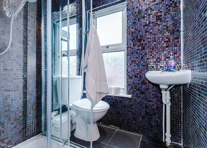 Beautiful 4bd Home, Sleeps 8, Parking, Manchester, Perfect For Groups