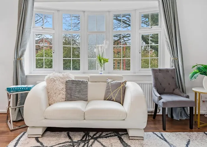 Modern 4 Bedroom House For 9 Guests With Free Parking By The Cosy Corner Nationwide