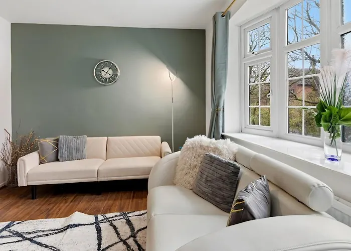 Modern 4 Bedroom House For 9 Guests With Free Parking By The Cosy Corner Nationwide Апартаменты