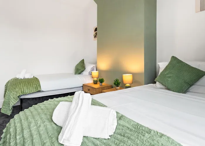 Comfortable 4 Bed - Free Parking & Fast Wifi