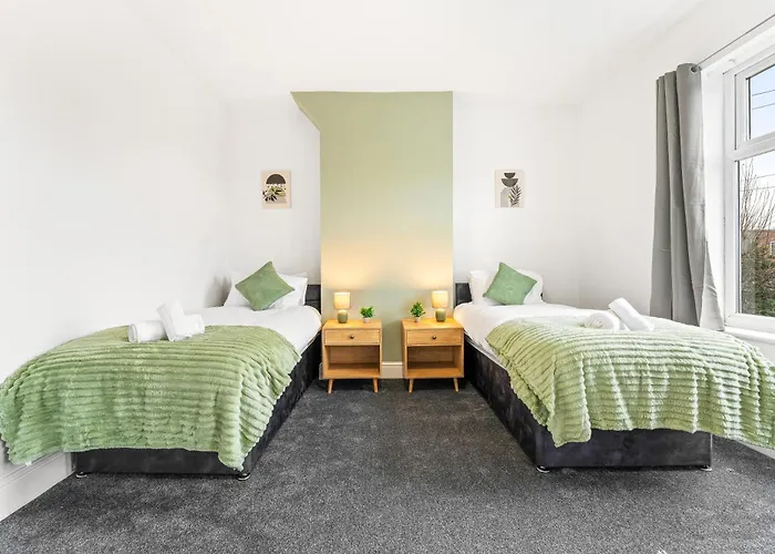 Comfortable 4 Bed - Free Parking & Fast Wifi Apartment