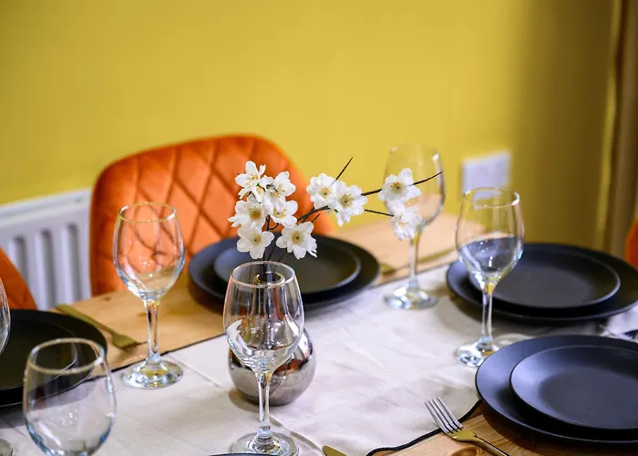 Spacious 3 Bedroom House For Single & Group Accommodation Upto 10 Guests And Free Parking For 3 Cars * Mánchester