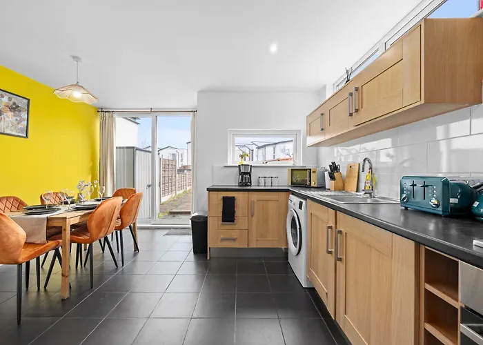 Spacious 3 Bedroom House For Single & Group Accommodation Upto 10 Guests And Free Parking For 3 Cars Apartamento *