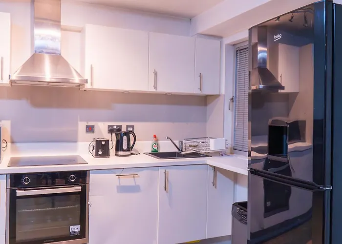 Whole Two Bed, One Bedroom With Riverside View - Secure Parking - Close To Centre And Old Trafford Apartment