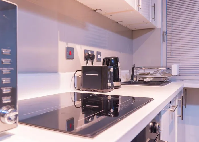 Apartment Whole Two Bed, One Bedroom With Riverside View - Secure Parking - Close To Centre And Old Trafford Manchester