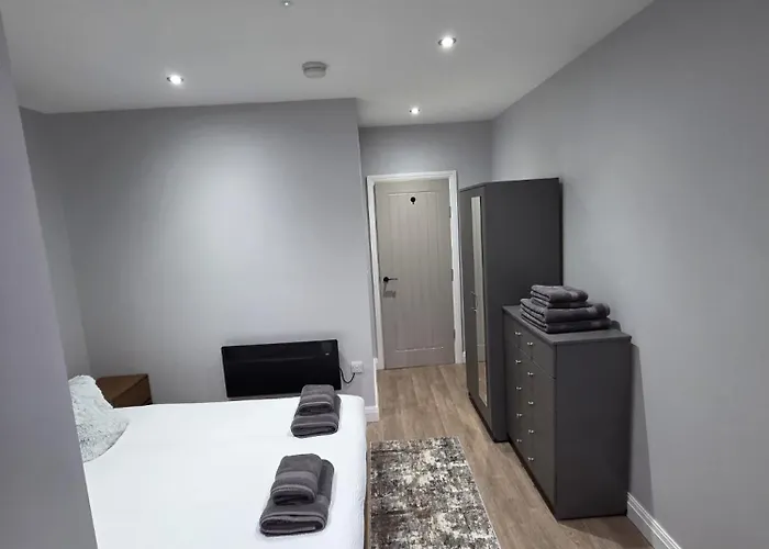 Easy Access To Airport &city Centre *