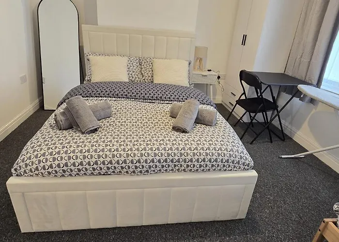 Apartment Machester Oldham Accomodation-sleeps 6 -2br Manchester