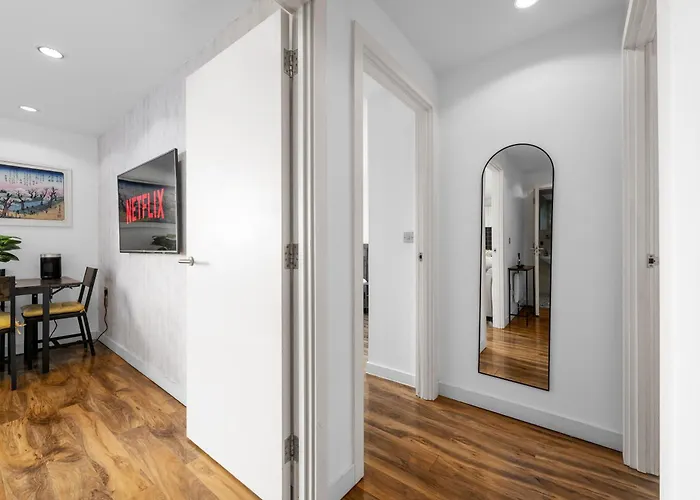 Penthouse Skyline - 2br, Massive Terrace Retreat Apartment *