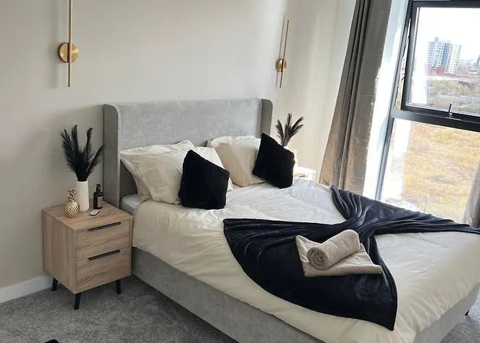 Luxury 2br High-rise Balcony, Terrace, Parking * Manchester