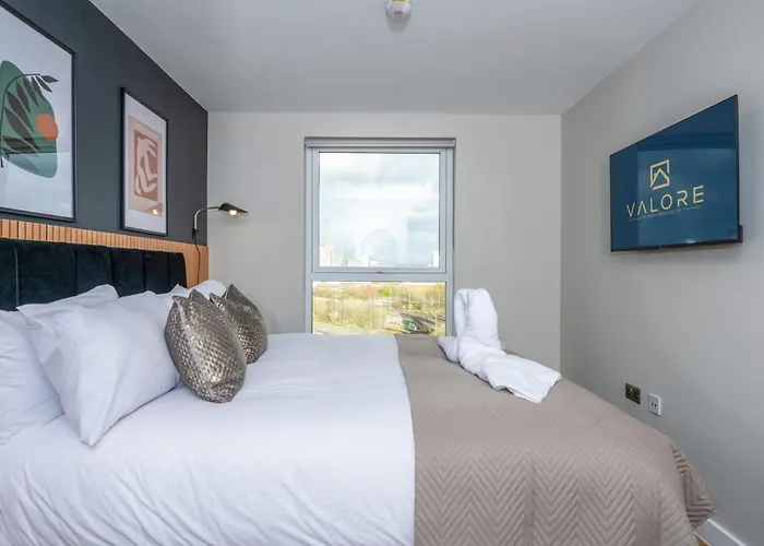 Luxury Waterfront 2br - Free Gym Access & Parking Apartamento