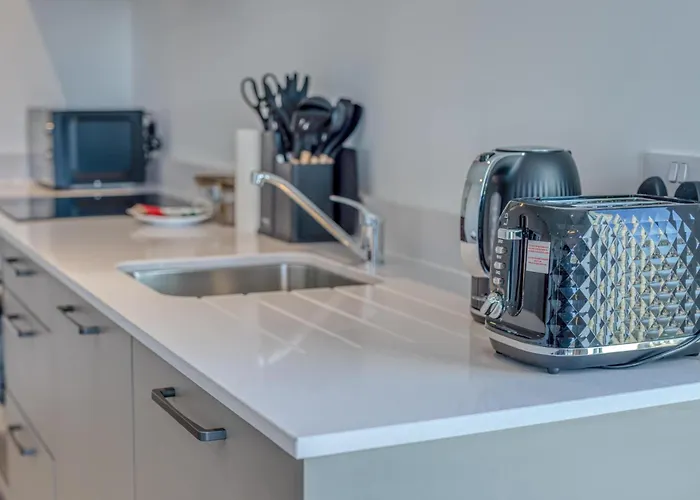 City View - Free Parking -Near Salford Royal - Sleeps 3 *