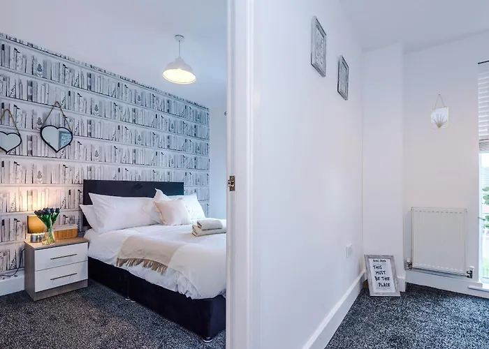 Salford 4 Bed House - Free Parking - Sleeps 7 *