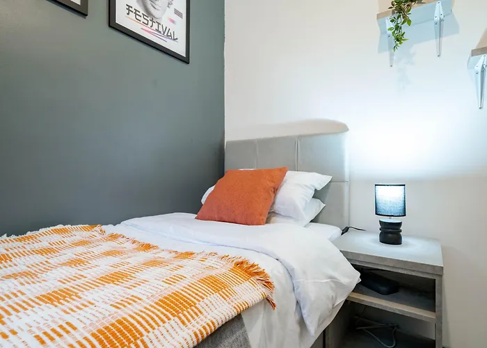 דירה Long - 3br - Sleeps 6 - Free Parking *