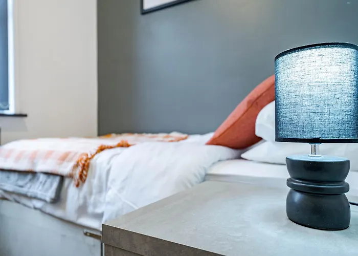 Long - 3br - Sleeps 6 - Free Parking شقة مانشستر